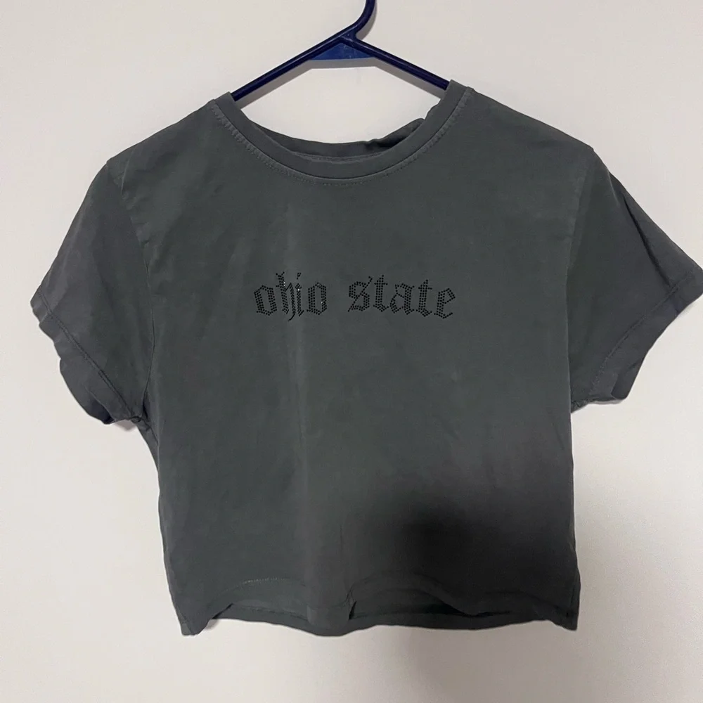 Ohio State Cropped T-Shirt Gray Rhinestone Logo Short Sleeve Top Size Medium NWT - Picture 2 of 10